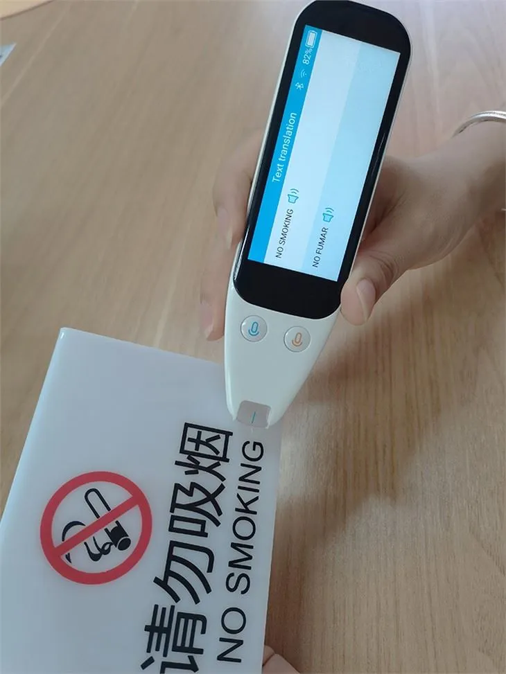 עסקים מטיילים במצב לא מקוון סריקת עט תרגום קולי